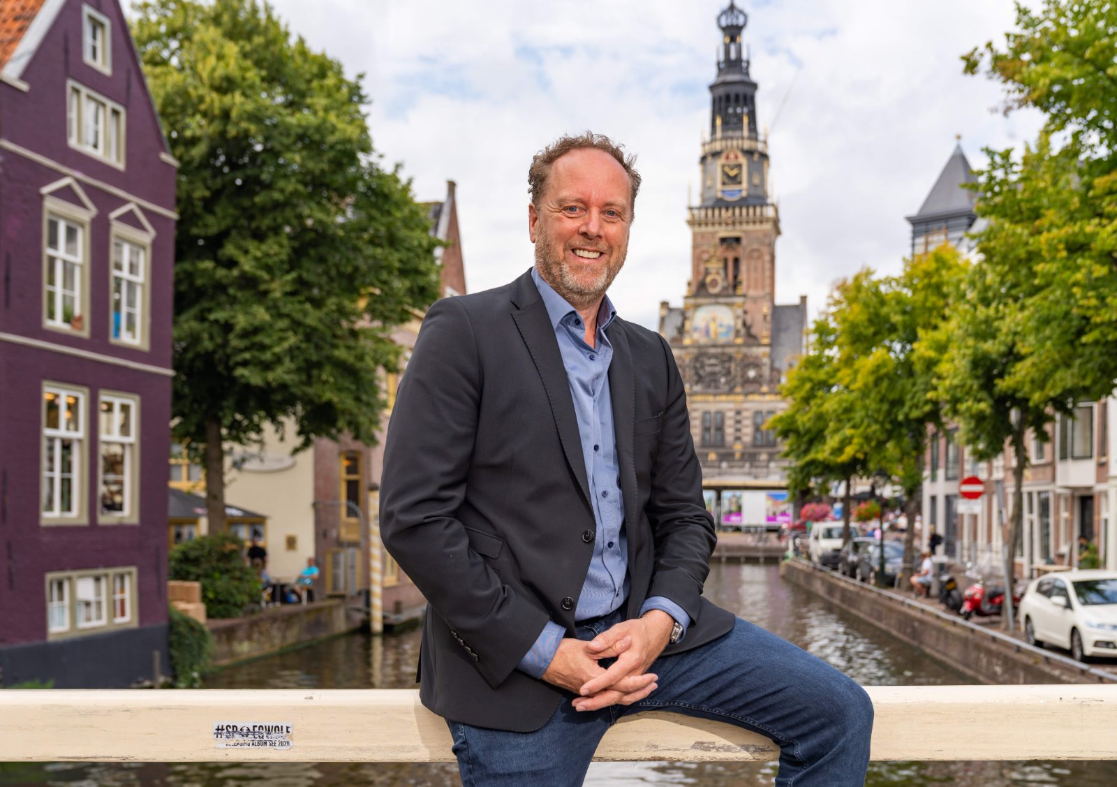 Job van Halst aan de Alkmaarse gracht, met de Waagtoren op de achtergrond
